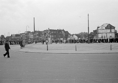 853188 Afbeelding van de doortocht van de geallieerden, op de rotonde op het Smakkelaarsveld te Utrecht; op de ...